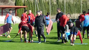 Caparrós dirige y corrige durante el entrenamiento de Osasuna