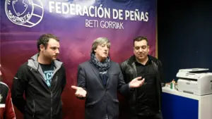 El emotivo homenaje de la Federación de Peñas de Osasuna a Martín Monreal