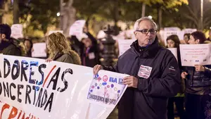 Pitidos y gritos: los trabajadores de la Educación concertada alzan la voz contra los recortes frente al Parlamento de Navarra