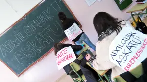 Los abertzales toman las aulas del instituto de Alsasua: carteles en favor de los detenidos y en contra de la Guardia Civil