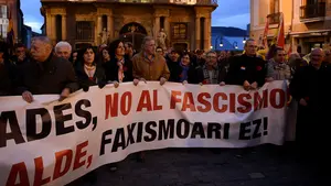 Miles de personas participan en Pamplona en la marcha antifascista que acaba con gritos contra los terroristas y vítores a la República