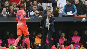 El Valencia no reacciona y el colista Granada suma un empate en Mestalla, pero continúa sin ganar