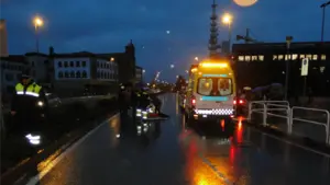 Atropella gravemente a una mujer de 50 años, la lanza 18 metros desde el capó del coche y se da a la fuga en Pamplona