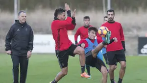 Joaquín Caparrós estudia cambios en todas las líneas del equipo para recibir al Atlético de Madrid en El Sadar