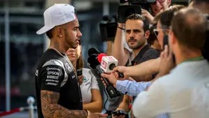El británico Hamilton golpea primero en los entrenamientos de Abu Dabi y lidera las tandas cronometradas