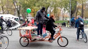 Las bicis y los vehículos más variopintos a pedales toman las calles de Pamplona en una manifestación por la movilidad ecológica