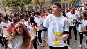 Sorpresa bajo la lluvia en Carlos III: 140 jóvenes participan en un 'flashmob' para promocionar el Carné Joven