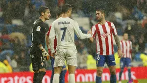 Dos goles de Cristiano sostienen a un Real Madrid fundido ante el Sporting bajo el diluvio