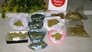 Lanzan a trav&eacute;s de la ventanilla del coche ocho bolsas con 2 kilos de marihuana durante una persecuci&oacute;n policial por Elizondo