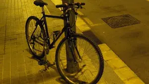 Un menor de 16 años roba una bicicleta de 500 euros de un supermercado de Pamplona y se pasea por Mendillorri