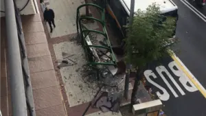 Susto en Pamplona: una villavesa revienta y hace añicos una marquesina al chocar contra ella en la calle Tajonar