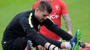 El portero del Sporting Iván Cuéllar se reincorpora a entrenamientos y jugará este domingo ante Osasuna