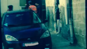 Un hombre que cuadruplica la tasa de alcohol permitida estrella su vehículo contra otro aparcado en Murillo El Fruto