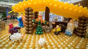 Un belén de 12.000 globos da la bienvenida a la Navidad en el centro comercial Itaroa