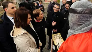Un caballero medieval irrumpe en el homenaje al Reino de Navarra para entregar a Barkos un manuscrito