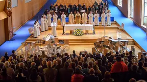 Cientos de navarros se mantienen fieles a la tradición y celebran con una misa en Javier el Día del Patrón