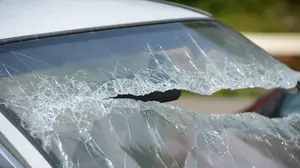 Arrestan a un hombre por agredir a su expareja en plena calle tras destrozarle el coche con un palo