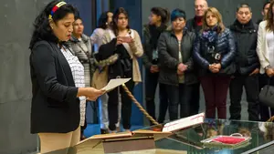 El quichua entra en la Cámara foral: la nueva parlamentaria de Podemos, Fanny Carrillo, jura su cargo en sustitución de Andreo