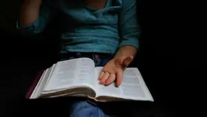 Utilizaba a su hijo, menor de edad, para mendigar: arrestada por dejarlo solo con un cartón y pidiendo en la calle