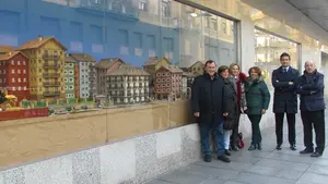 Un Belén 'sesentero' para Navidad: El Corte Inglés en Pamplona inaugura su nuevo nacimiento con guiños a la ciudad