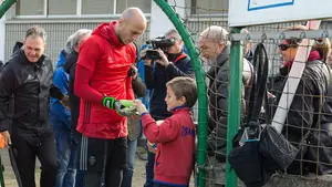 Los más pequeños abarrotan Tajonar para seguir de cerca a los jugadores de Osasuna