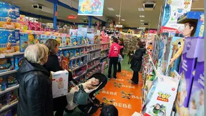 Consumo recomienda conservar las facturas de las compras navideñas y apostar por los juguetes reciclables y seguros