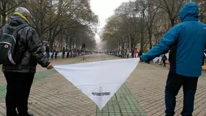 La asociación Etxerat rodea el Parlamento para denunciar la dispersión de los presos de ETA