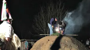 La tradición del encendido de las carboneras se mantiene viva por tercer año en Igantzi