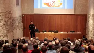Unos 140 policías municipales de Pamplona se forman en mediación para lograr mayor cercanía con los ciudadanos