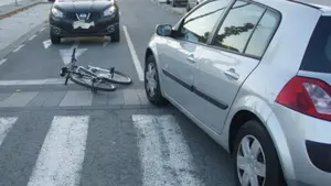 Doble embestida a ciclistas en Pamplona: heridos dos hombres tras ser arrollados por vehículos en pasos de cebra