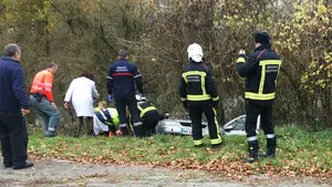 Se olvidaron del freno: la mujer herida en Beasoáin, de 76 años, quedó atrapada bajo el coche al intentar que no cayese al río