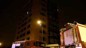 Tres heridos, una muy grave, y un edificio de ocho pisos desalojado en San Jorge tras un incendio en una vivienda
