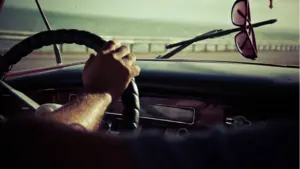 Sorprenden a un individuo conduciendo completamente desnudo, borracho y con una orden de expulsión del país