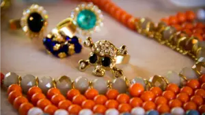 Un joven roba en un domicilio de Estella joyas por valor superior a los 20.000 euros y las vende en distintos locales