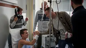 La emotiva visita de Osasuna al hospital: así se han sorprendido los niños al ver entrar en sus habitaciones a los rojillos