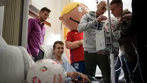 Pequeñas sonrisas que lo engrandecen todo: Osasuna visita a los niños ingresados en el hospital Materno-Infantil