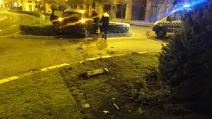 Arrollador accidente en Pamplona: coge el coche tras beber, salta una rotonda por encima y se estrella en la mediana