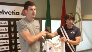 El lateral derecho Álvaro del Valle abandona la disciplina del Helvetia Anaitasuna, a petición propia