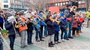 Los trombones de la Escuela de Música Joaquín Maya dan la bienvenida a la Navidad por las calles de Pamplona