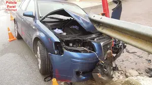 Un joven conduce borracho por el centro de Aibar y acaba estrellándose junto a una vivienda