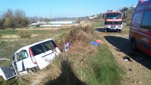 Rescatan a dos personas, una de ellas en estado grave, de la furgoneta en la que se han estrellado en Barasoain