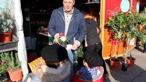 La magia de la Navidad: Tasio y su hermano compran un regalo para su madre en la Feria de Navidad de Pamplona
