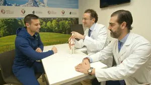 El defensa Miguel Flaño ha sido operado este lunes de su grave lesión en la rodilla izquierda