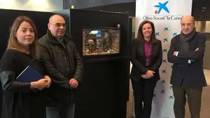 Un belén gigante para "LaCaixa": la asociación de belenistas de Pamplona sigue repartiendo su espíritu navideño por la ciudad