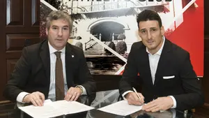 El delantero Aritz Aduriz, que cumplirá 36 años en febrero, seguirá en el Athletic hasta el año 2018