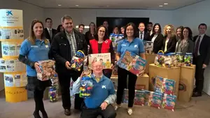 Sus derechos, en juego: los empleados de Caixabank donan 150 juguetes para niños de familias con poco recursos económicos