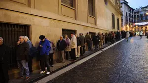 Largas colas en Pamplona para recoger de forma gratuita el calendario municipal 2017