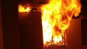 Balance final del incendio de Estella: cuatro personas trasladadas al hospital por inhalación de humo y graves daños materiales