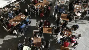 A Aranzadi no le gustan las terrazas de los bares de Pamplona y amenaza a los hosteleros con subir el precio