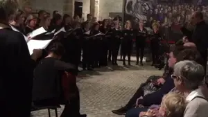 El Coro Divertimento llena de música el patio del Palacio del Condestable en Pamplona